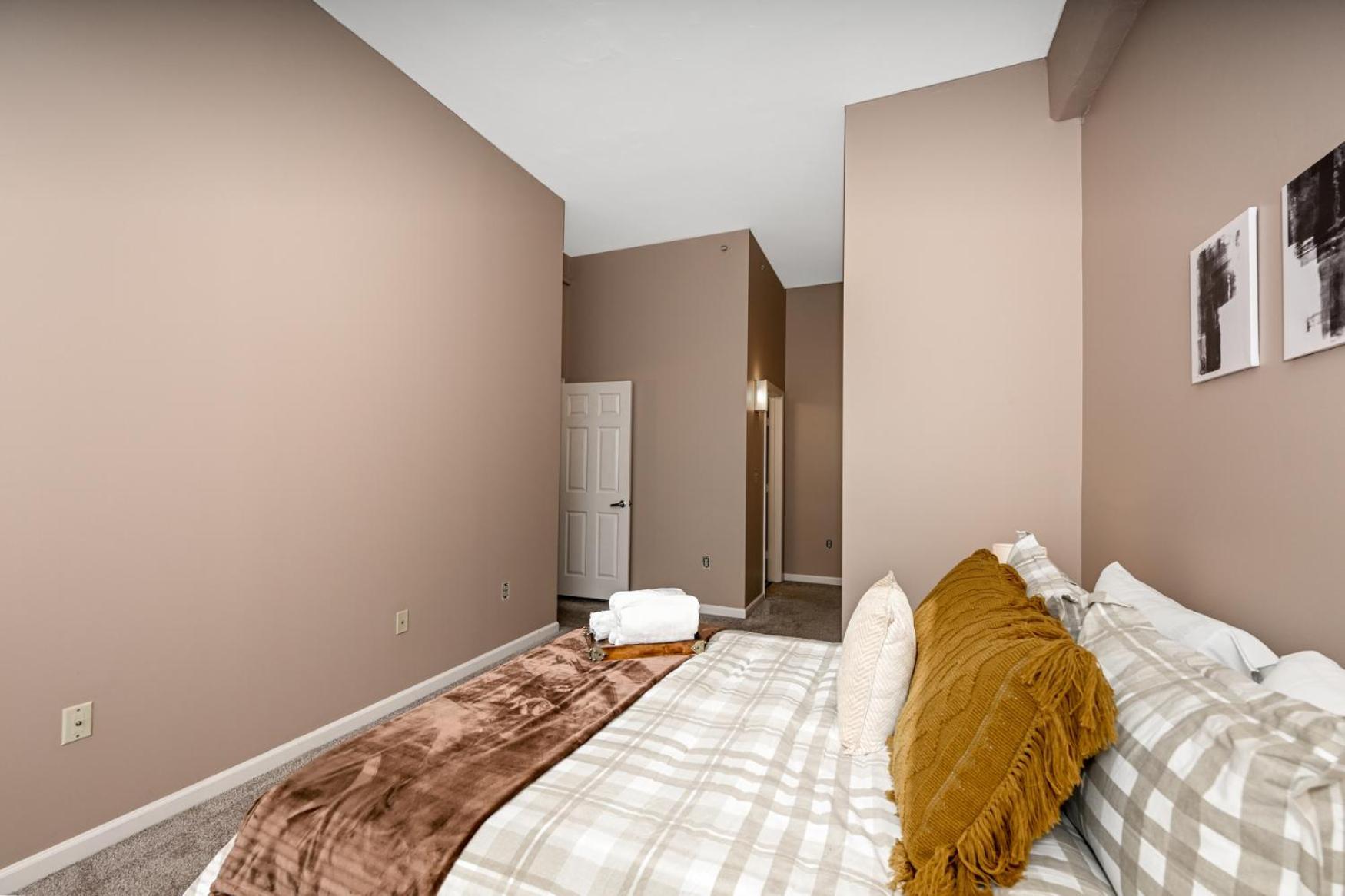 2 Bath Prkg+Gym+Sauna Perk Plaza +30 Day Cleveland Buitenkant foto